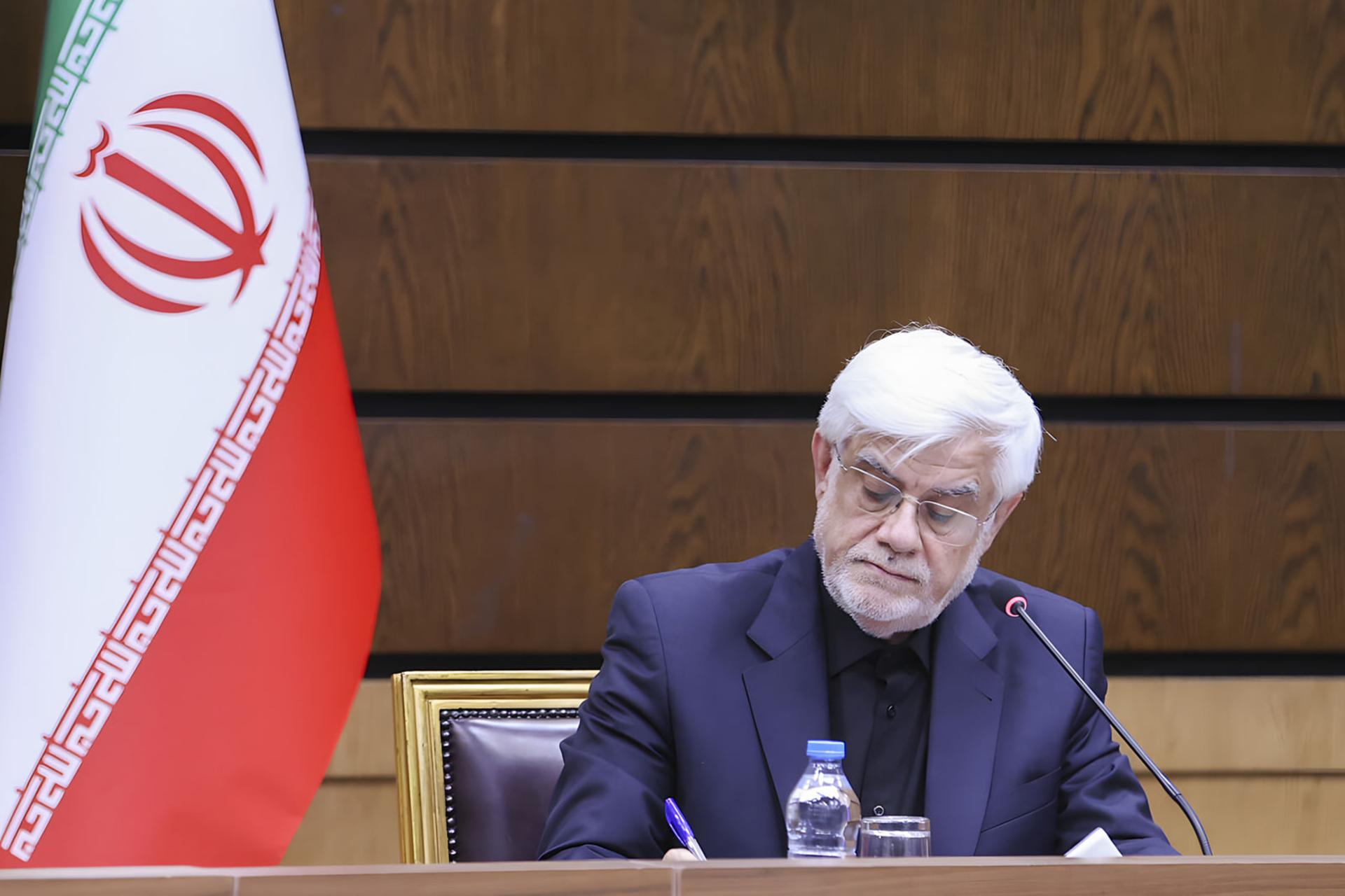 معاون اول دولت پزشکیان (Mohammad Reza Aref) در نشست رسمی
