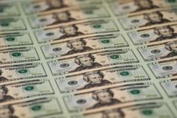 اسکناس‌های ۲۰ دلاری آمریکا (US Dollar) چیده شده در کنار اوراق قرضه