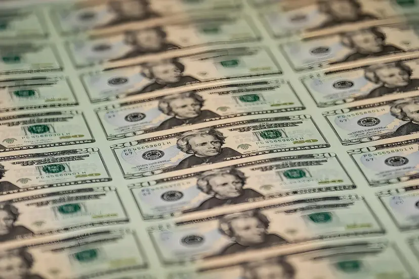 اسکناس‌های ۲۰ دلاری آمریکا (US Dollar) چیده شده در کنار اوراق قرضه