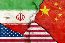 پرچم‌های ایران، چین و آمریکا روی یک سطح بتنی ترک‌خورده