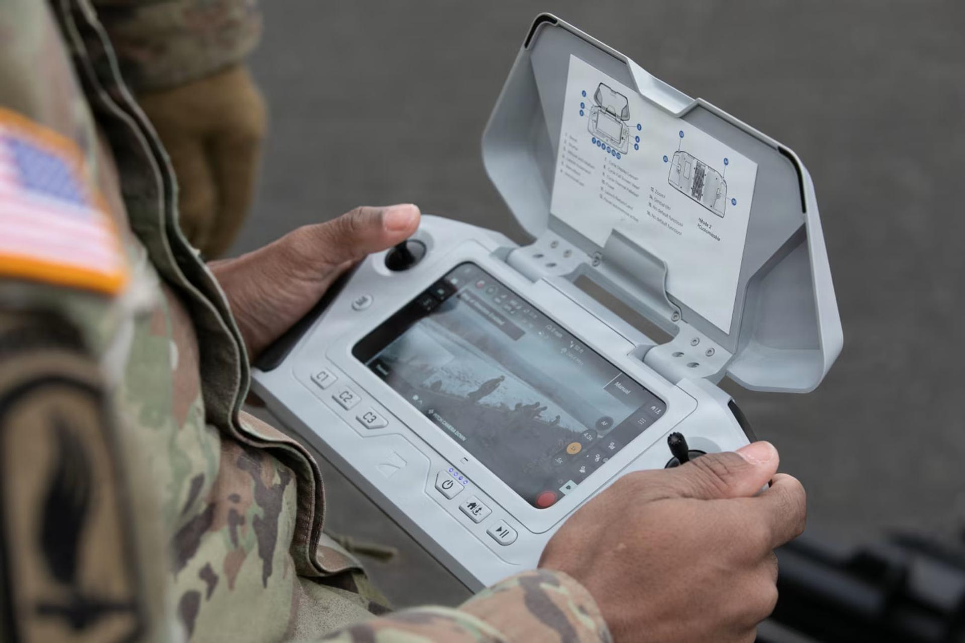 کنترلر پهپاد در دست سرباز ارتش آمریکا (US Army)
