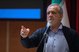 پزشکیان (Peshkian) در حال صحبت کردن پشت میکروفون در یک نشست رسمی