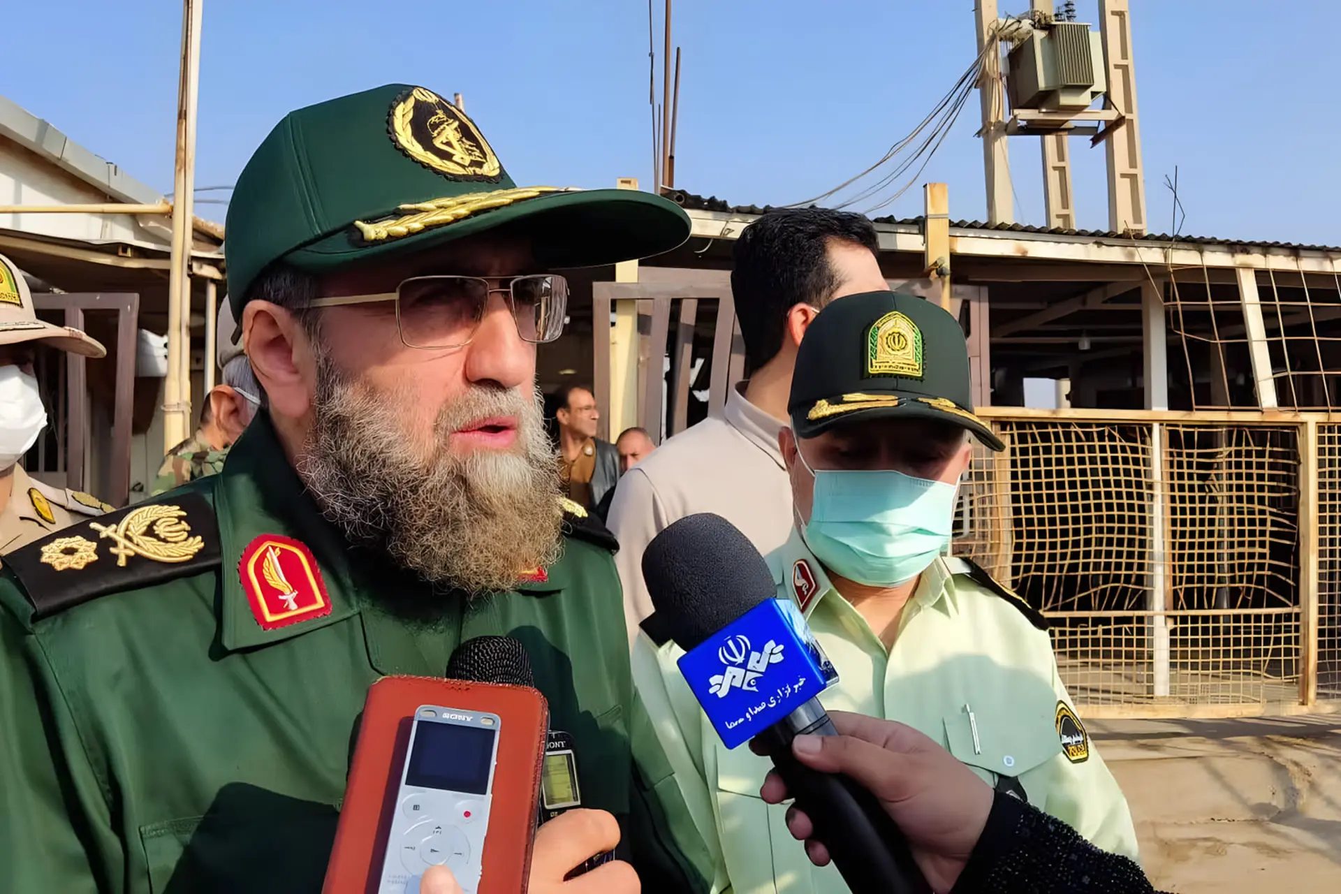 افسر ارشد سپاه پاسداران (IRGC) در حال گفت‌و‌گو با خبرنگاران در قطر