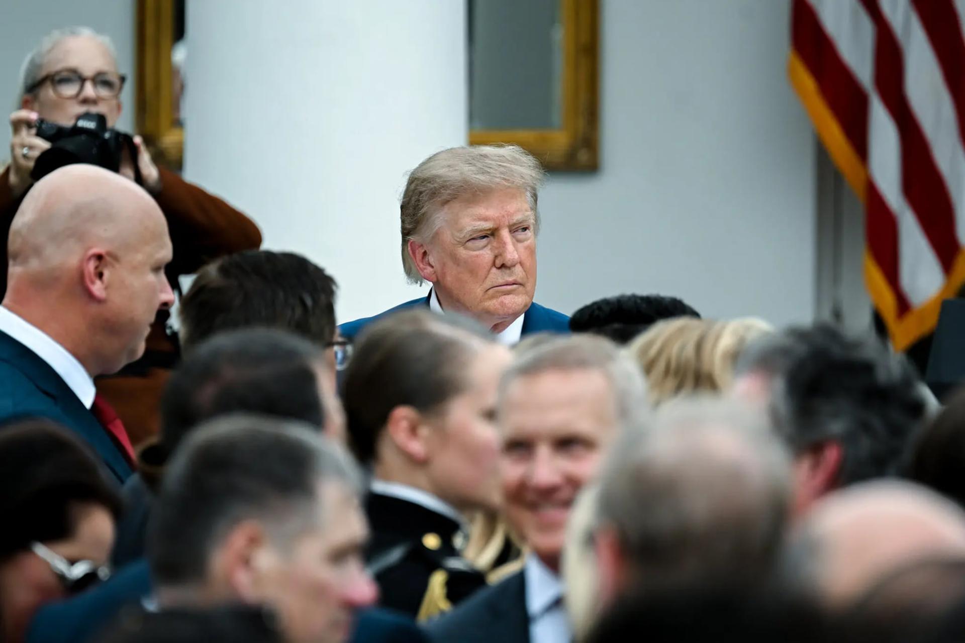 دونالد ترامپ (Donald Trump) در میان جمعیت در یک مراسم رسمی