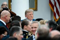 دونالد ترامپ (Donald Trump) در میان جمعیت در یک مراسم رسمی