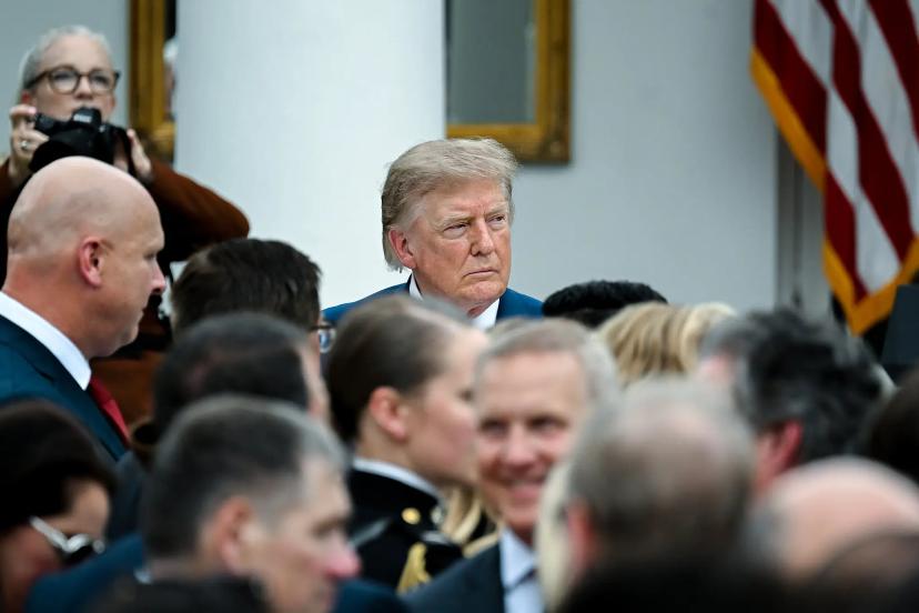 دونالد ترامپ (Donald Trump) در میان جمعیت در یک مراسم رسمی