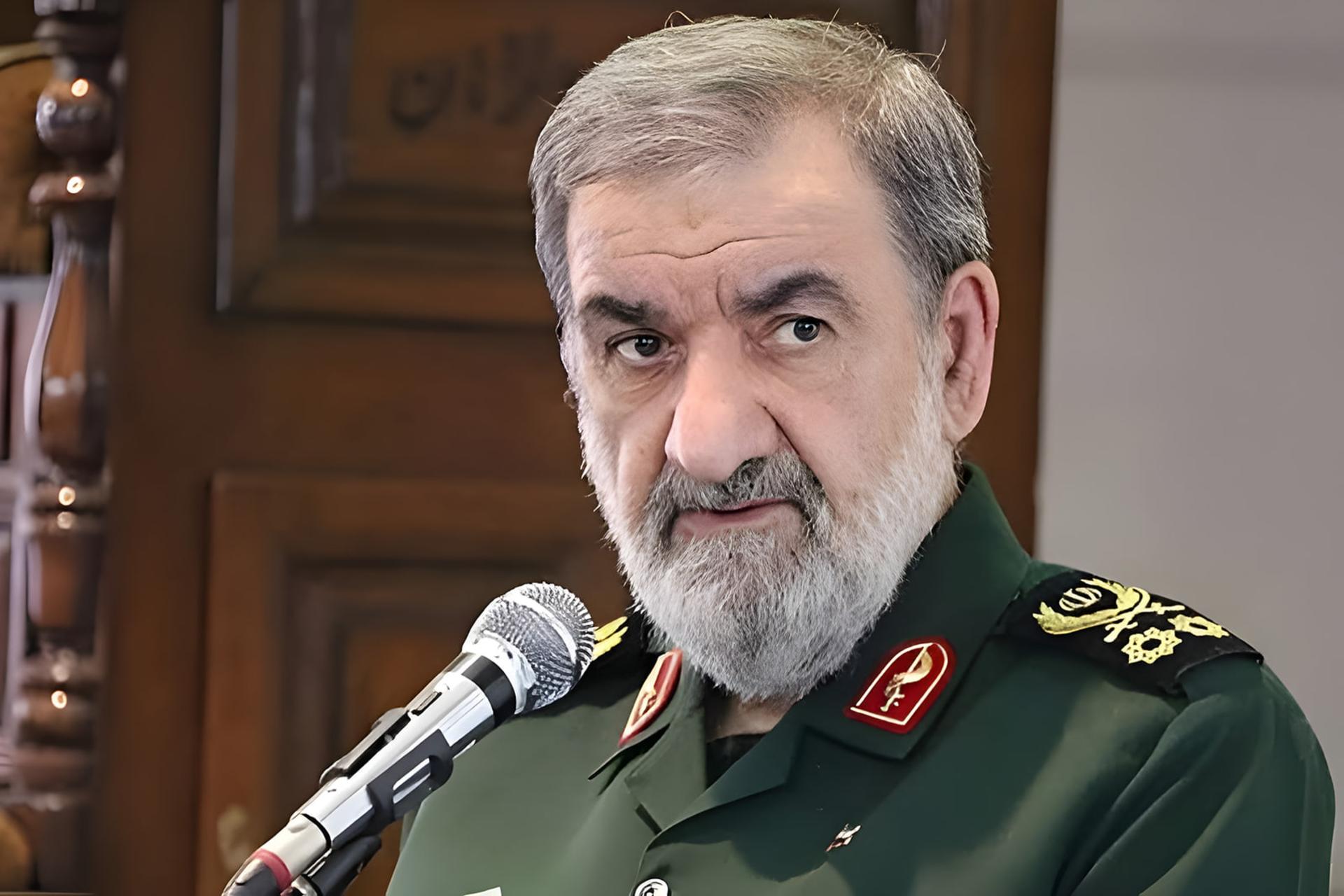محسن رضایی در حال سخنرانی پشت میکروفون