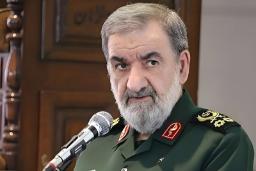 محسن رضایی در حال سخنرانی پشت میکروفون