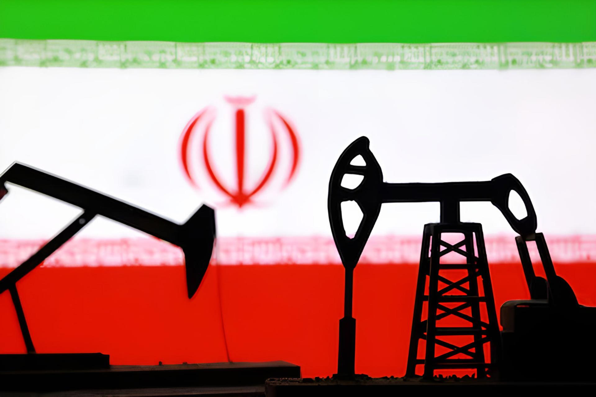 دکل‌های استخراج نفت در مقابل پرچم ایران
