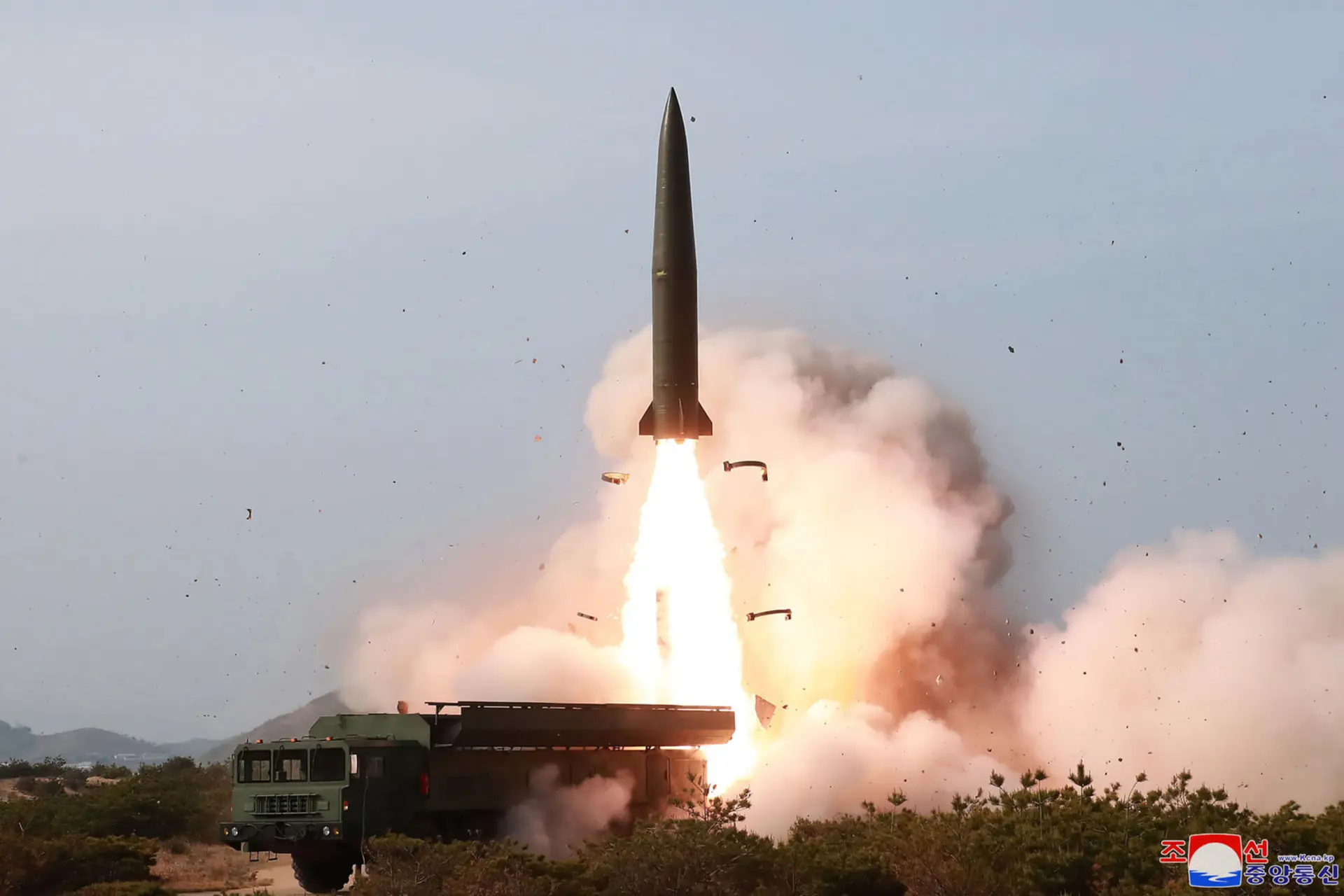 موشک بالستیک (Ballistic Missile) کره‌ شمالی از سکوی پرتاب برخاسته است