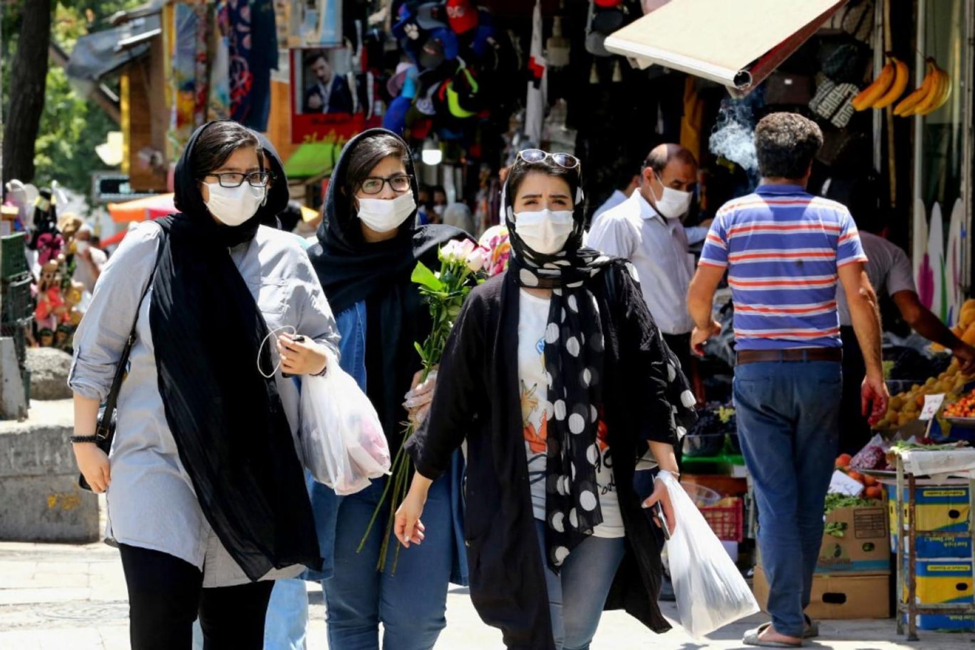 زنان ایرانی با ماسک محافظ در حال پیاده‌روی در خیابان