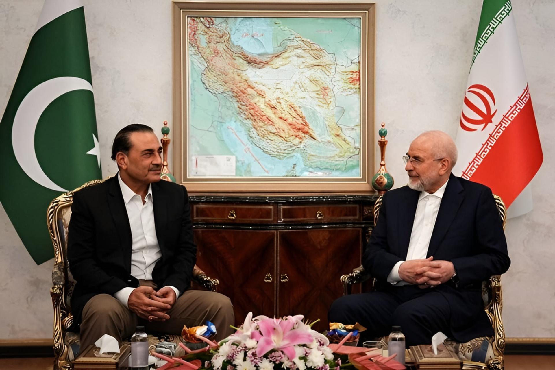 دیدار فرمانده ارتش پاکستان و رئیس مجلس ایران 