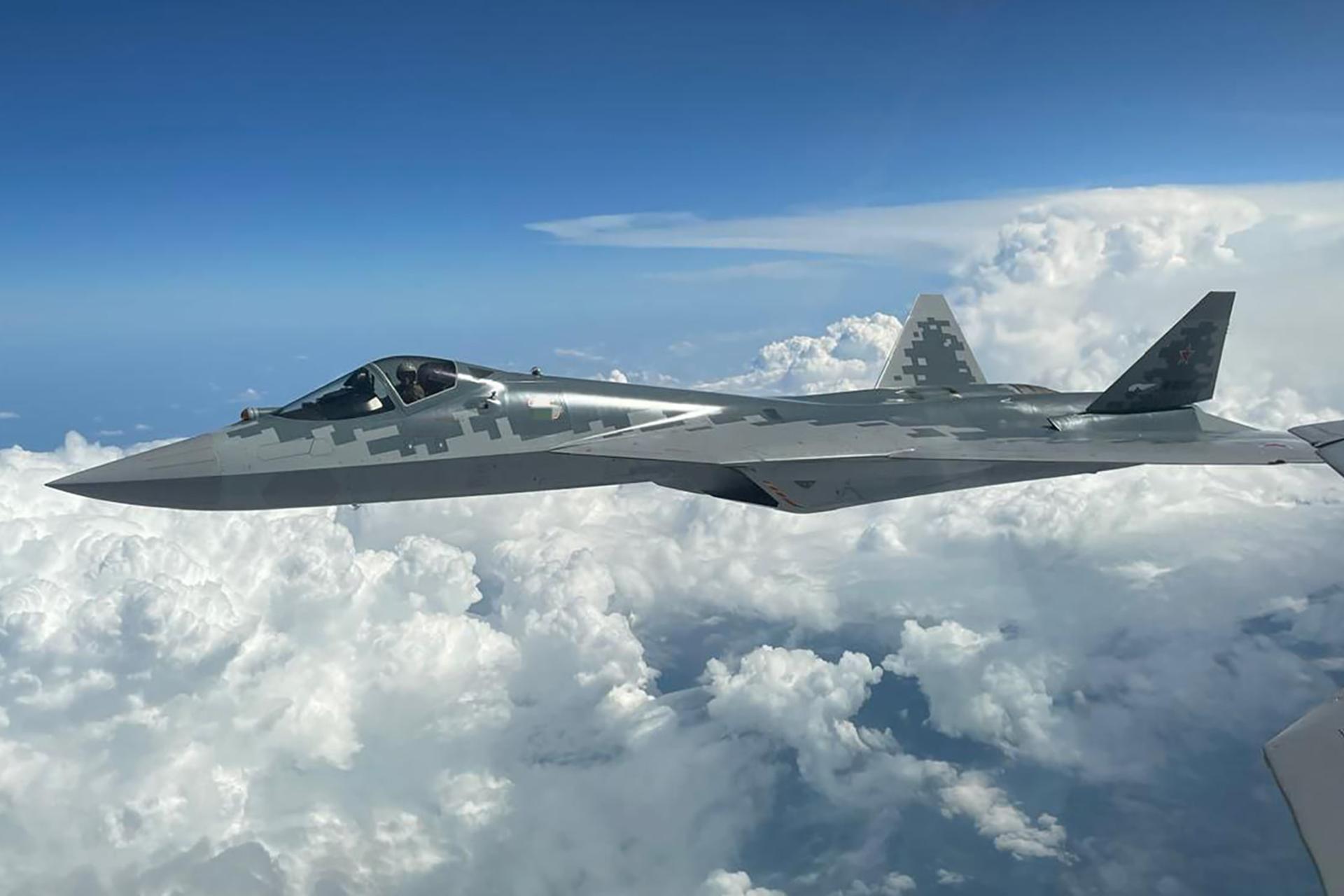 جنگنده رادارگریز سوخو-۵۷ (Sukhoi Su-57) در حال پرواز بر فراز ابرها