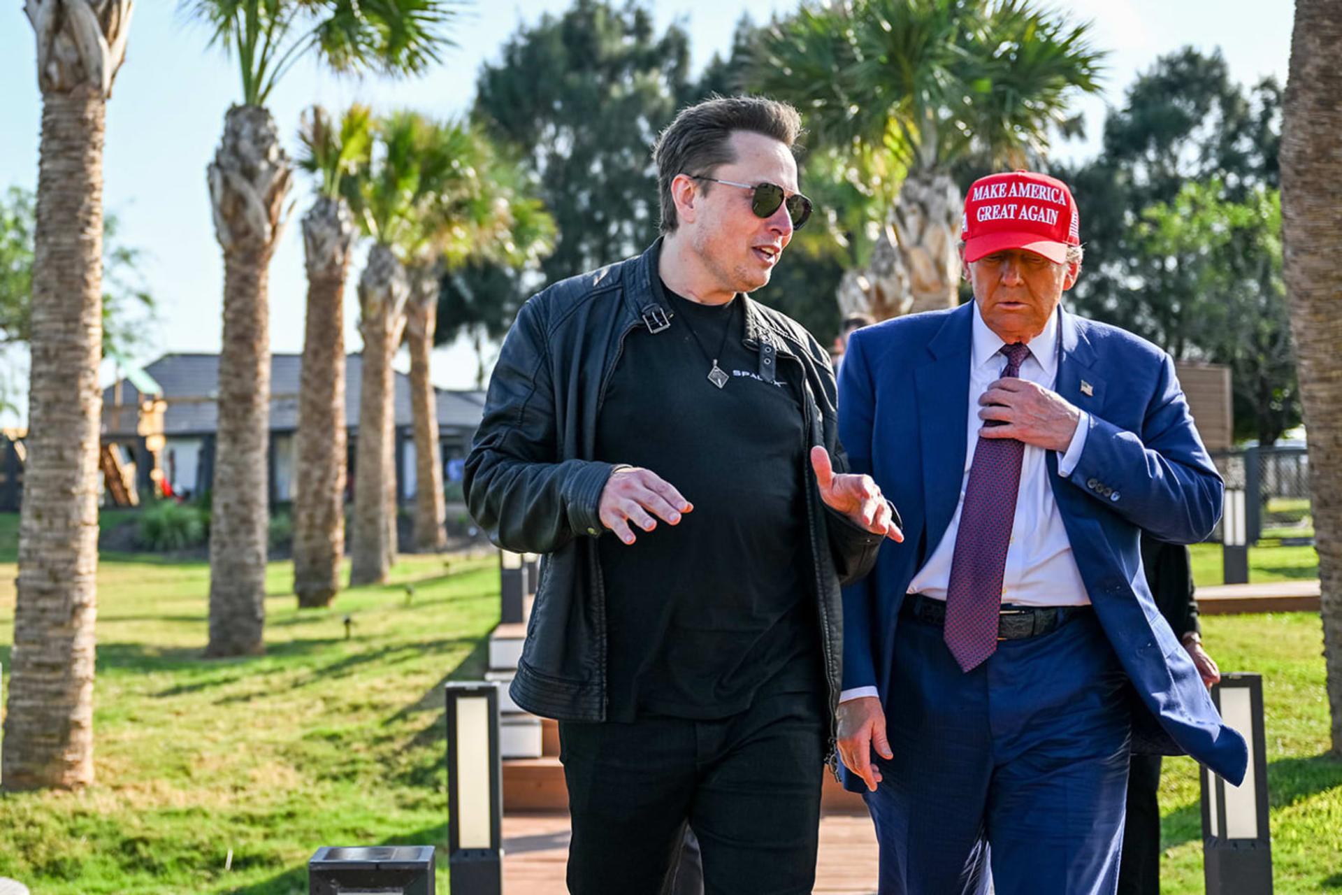 ایلان ماسک (Elon Musk) و دونالد ترامپ (Donald Trump) در فضای باز در حال گفت‌و‌گو