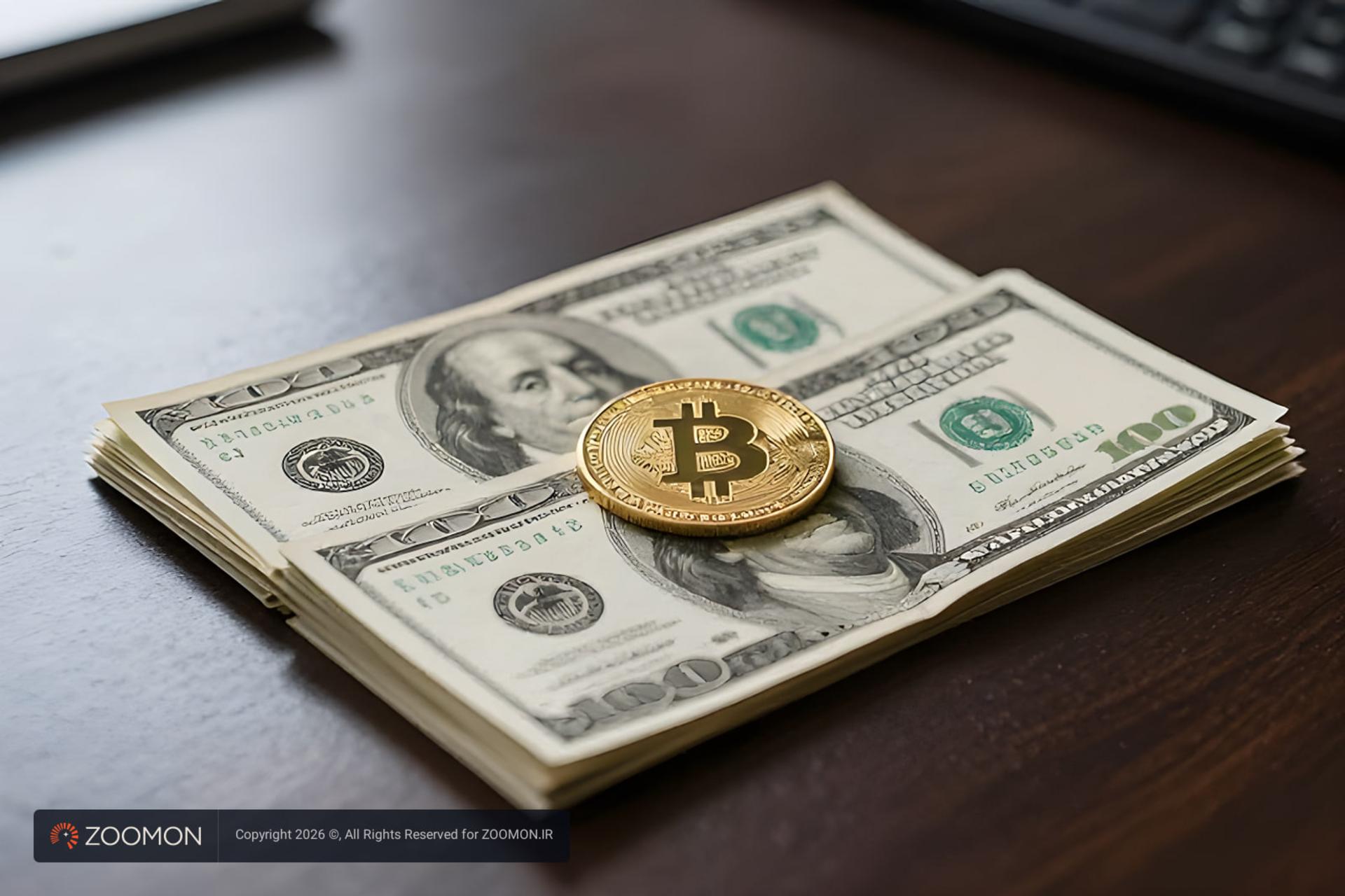 سکه طلایی بیت کوین (Bitcoin) روی دسته‌ای اسکناس صد دلاری آمریکا
