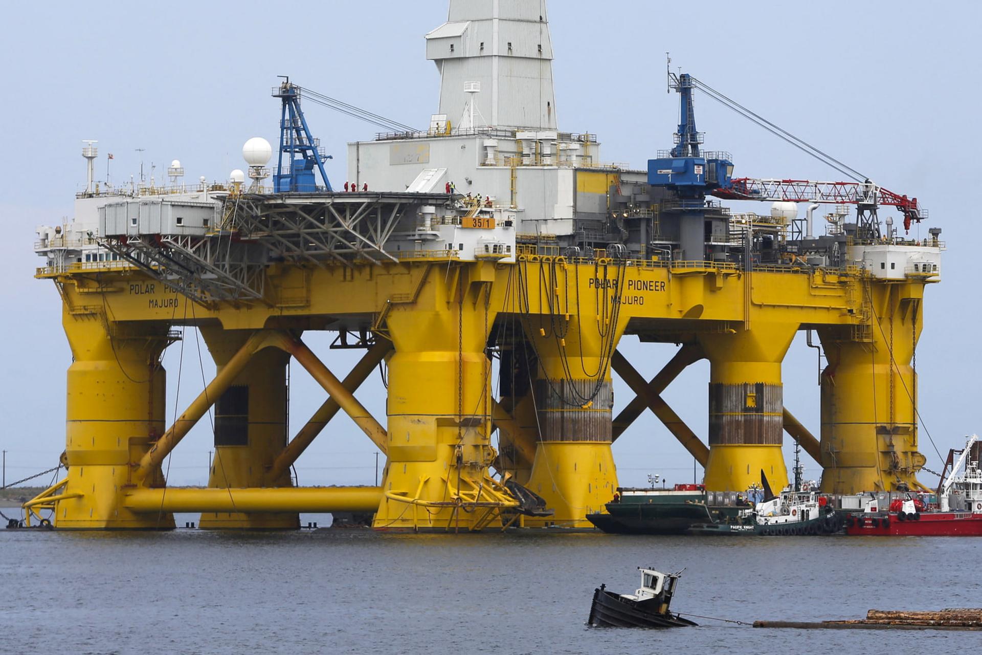 دکل حفاری دریایی پولار پایونیر (Polar Pioneer) با پایه‌های زرد رنگ در آب