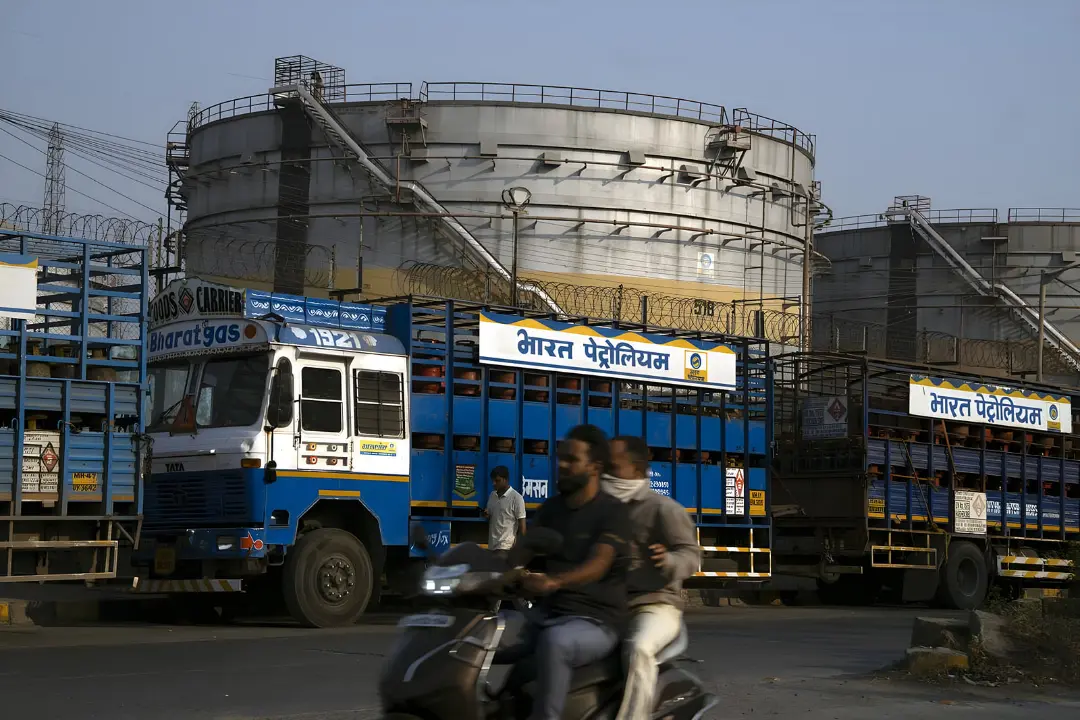 کامیون‌های شرکت بهارات پترولیوم (Bharat Petroleum) در مقابل مخازن ذخیره نفت