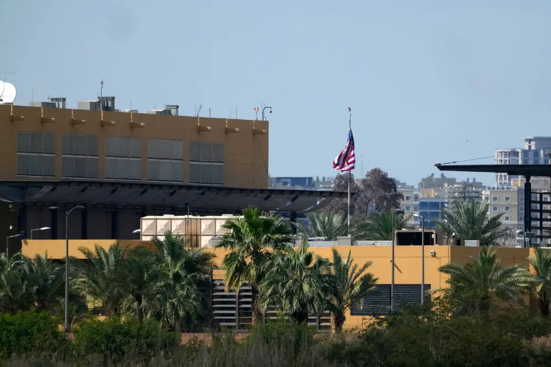 پرچم ایالات متحده آمریکا (United States Flag) بر فراز ساختمان دیپلماتیک در منطقه خاورمیانه