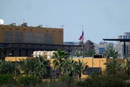 پرچم ایالات متحده آمریکا (United States Flag) بر فراز ساختمان دیپلماتیک در منطقه خاورمیانه