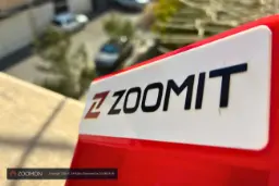 لوگوی رسانه زومیت (Zoomit) روی یک شیء قرمز رنگ