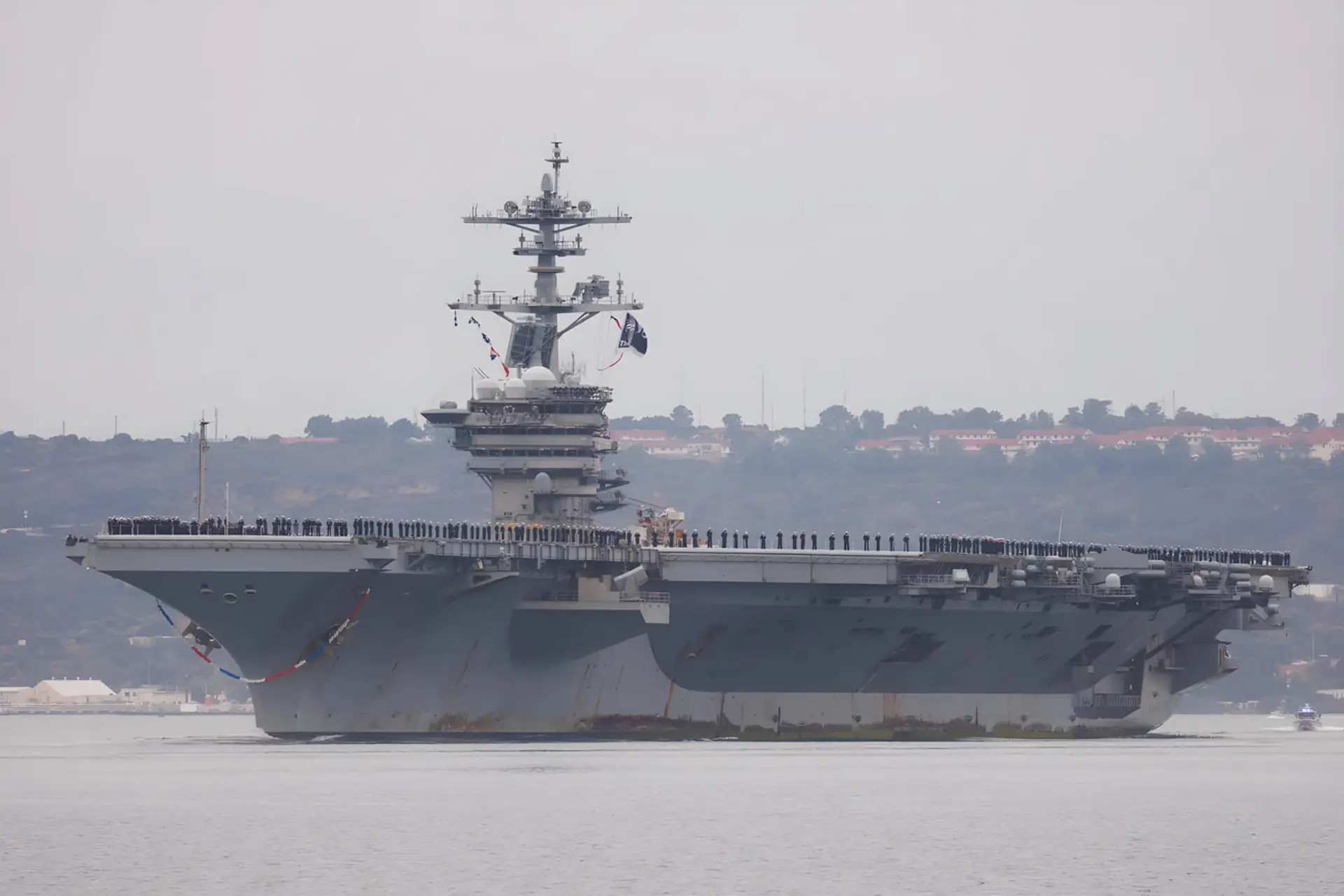 ناو هواپیمابر (Aircraft Carrier) عظیم در حال حرکت روی آب