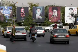 بیلبوردهای تبلیغاتی با تصاویر رهبر ایران (Ali Khamenei) در کنار ترافیک شهری