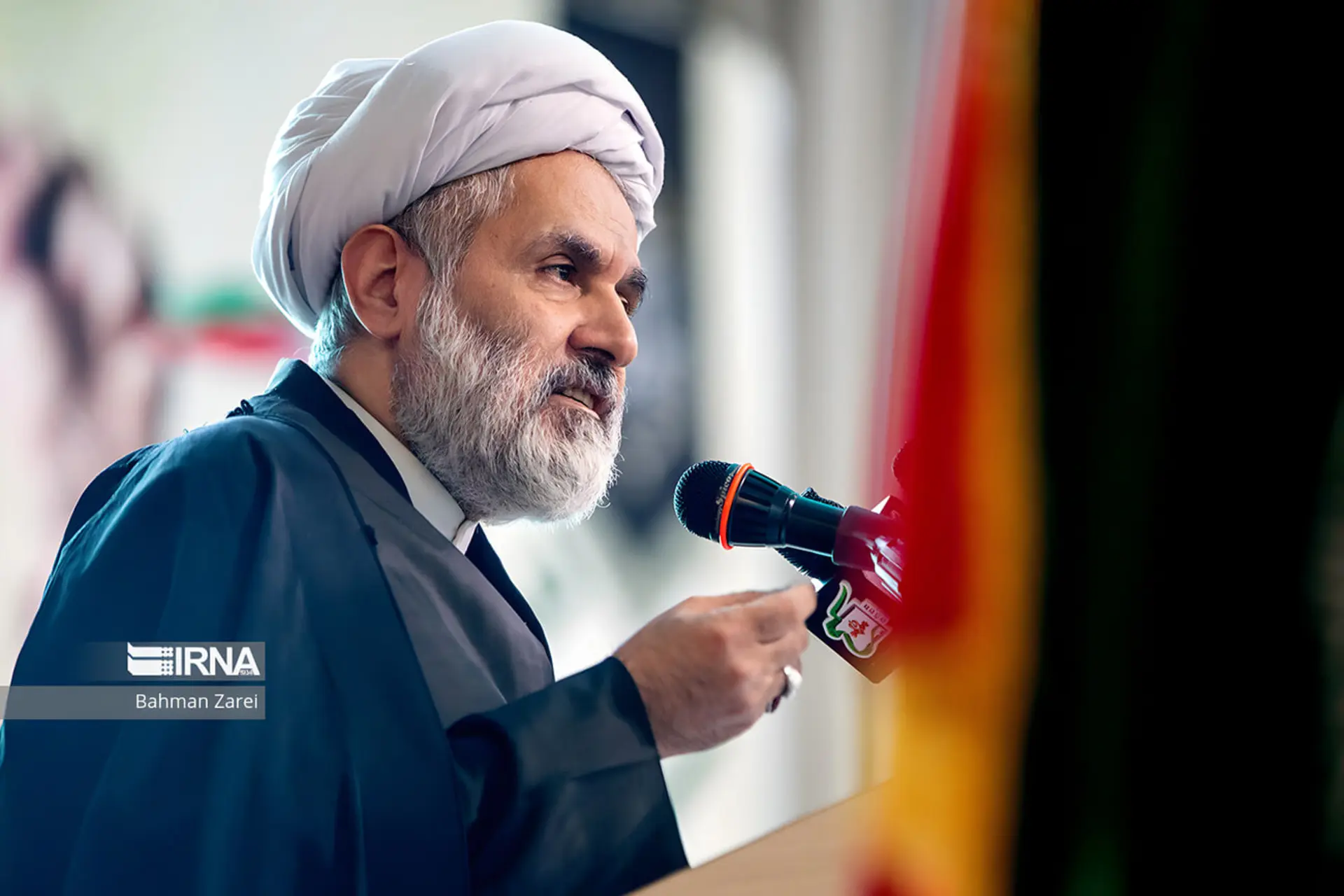 حسین طائب (Hossein Taeb) در حال سخنرانی پشت میکروفون
