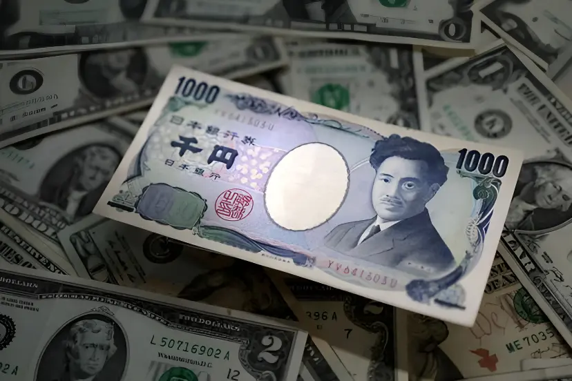 اسکناس هزار ین (1000 Yen) روی انبوهی از اسکناس‌های دلار آمریکا