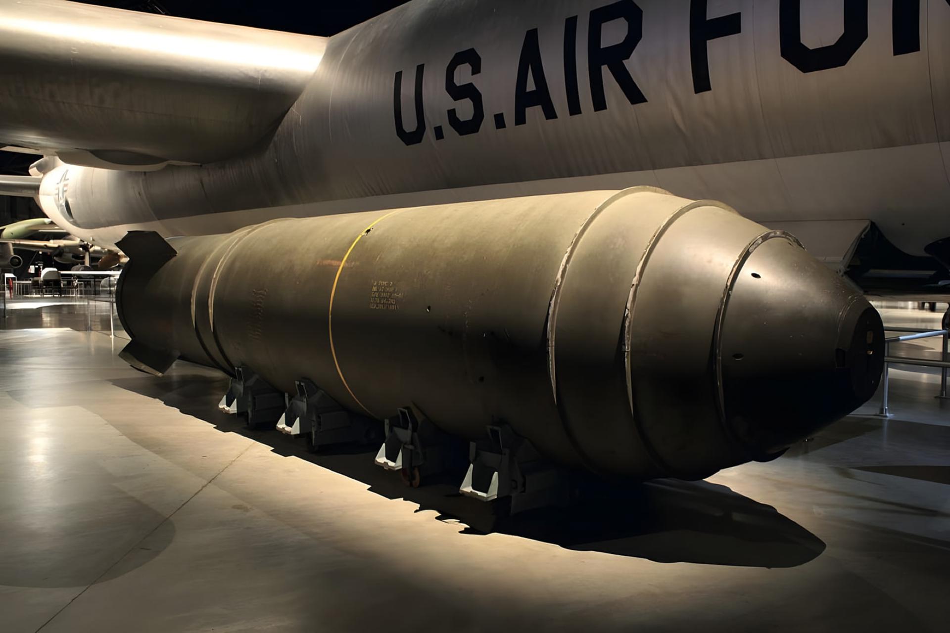بمب هسته‌ای در کنار بدنه هواپیمای نیروی هوایی ایالات متحده (U.S. Air Force)