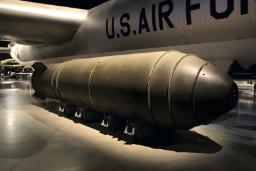 بمب هسته‌ای در کنار بدنه هواپیمای نیروی هوایی ایالات متحده (U.S. Air Force)