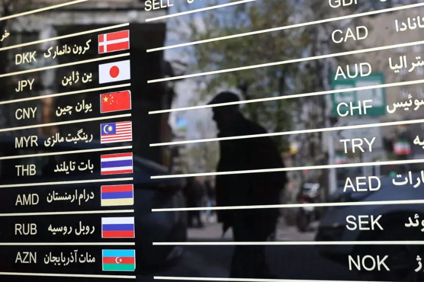 فهرست نرخ ارزهای مختلف از جمله ین ژاپن (JPY) و یوآن چین (CNY) روی شیشه