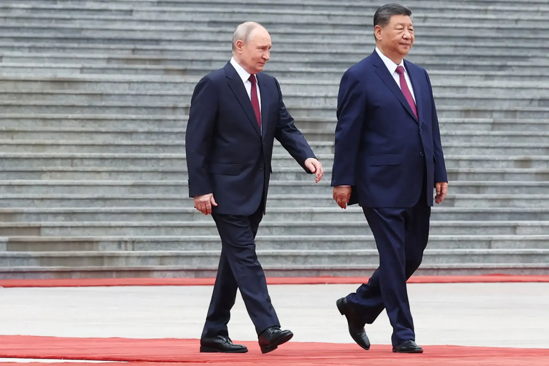 ولادیمیر پوتین (Vladimir Putin) و شی جین‌پینگ (Xi Jinping) در حال قدم زدن روی فرش قرمز
