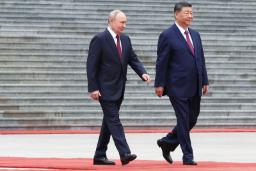 ولادیمیر پوتین (Vladimir Putin) و شی جین‌پینگ (Xi Jinping) در حال قدم زدن روی فرش قرمز
