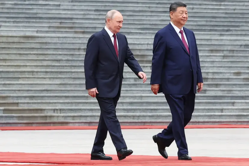 ولادیمیر پوتین (Vladimir Putin) و شی جین‌پینگ (Xi Jinping) در حال قدم زدن روی فرش قرمز