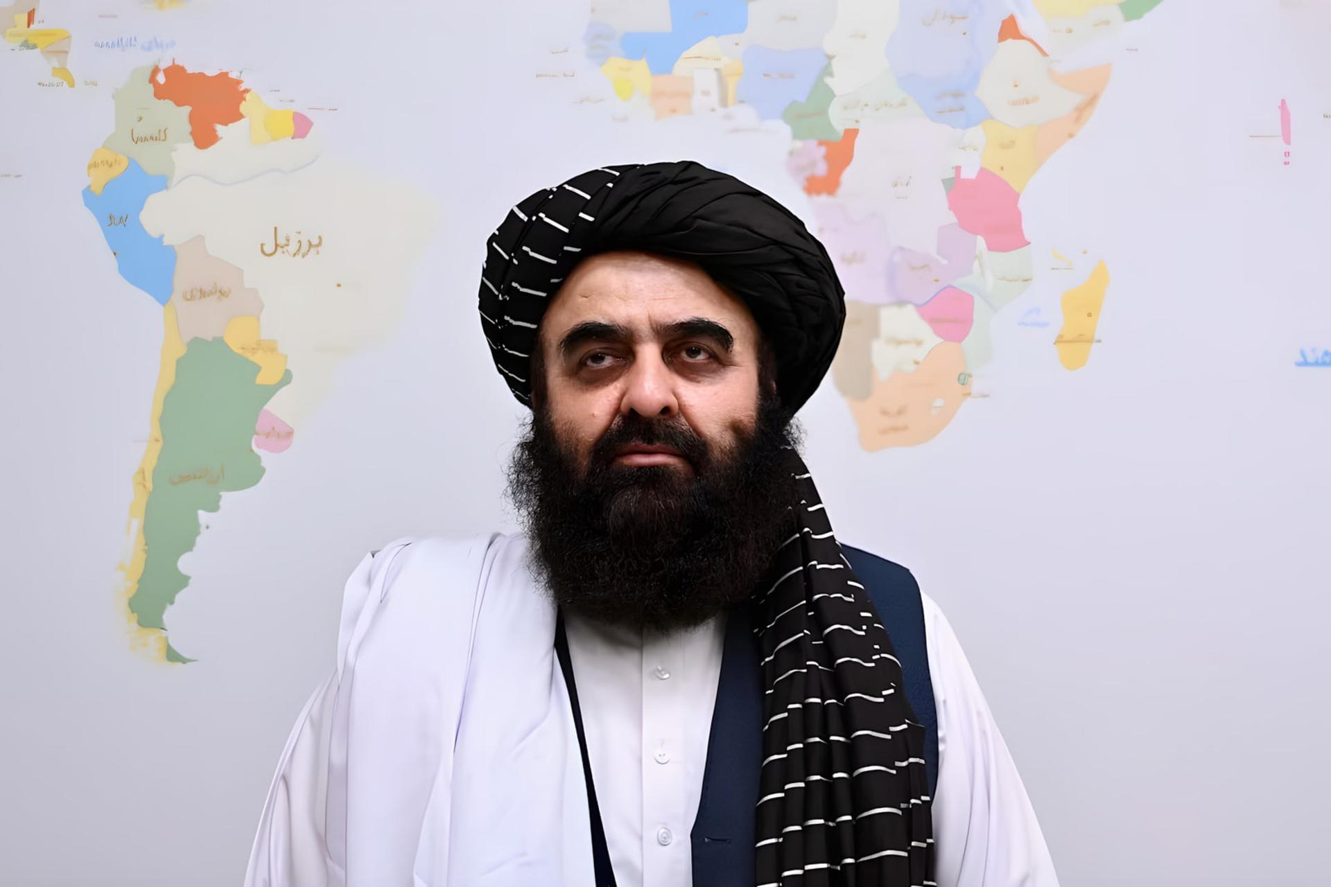 مردی با پوشش سنتی طالبان در مقابل نقشه جهان