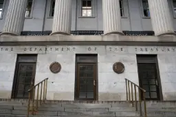 نمای بیرونی ساختمان وزارت خزانه‌داری (Department of the Treasury) با ستون‌های کلاسیک