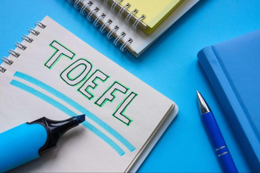 کلمه TOEFL با ماژیک سبز روی یک دفترچه یادداشت سفید