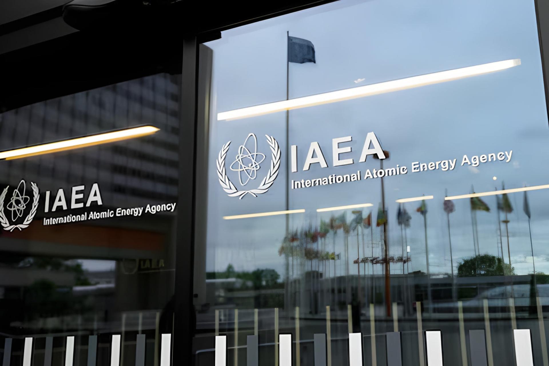 لوگوی آژانس بین‌المللی انرژی اتمی (IAEA) روی شیشه ساختمان دفتر مرکزی