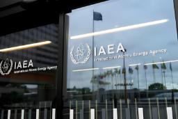 لوگوی آژانس بین‌المللی انرژی اتمی (IAEA) روی شیشه ساختمان دفتر مرکزی