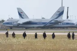 هواپیمای ترانزیت ولگا-دنیپر (Volga-Dnepr) در باند فرودگاه