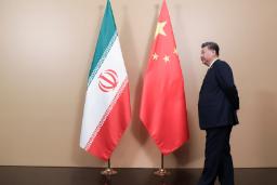 پرچم‌های ایران و چین در کنار شی جین‌پینگ (Xi Jinping)