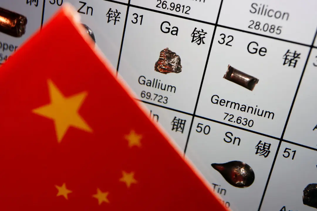 نمای نزدیک از عناصر گالیوم (Gallium) و ژرمانیوم (Germanium) در جدول تناوبی در کنار پرچم چین