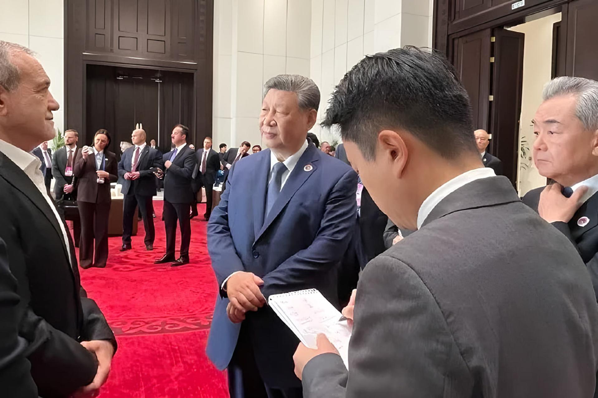 شی جین‌پینگ (Xi Jinping) در حال گفت‌و‌گو با مسعود پزشکیان در نشست غیررسمی