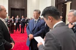 شی جین‌پینگ (Xi Jinping) در حال گفت‌و‌گو با مسعود پزشکیان در نشست غیررسمی