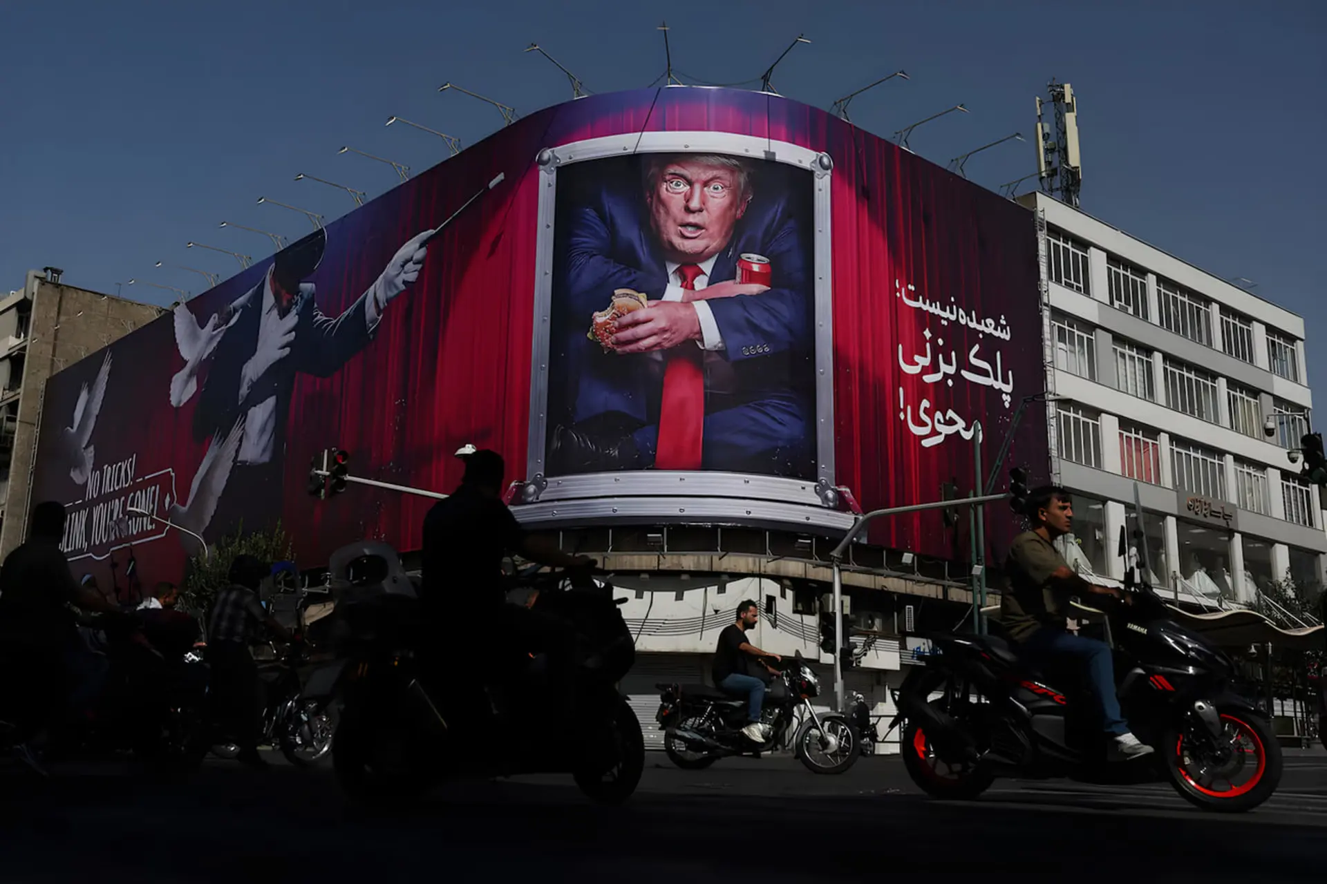 بیلبورد بزرگ دونالد ترامپ (Donald Trump) در یکی از تقاطع‌های پرتردد تهران