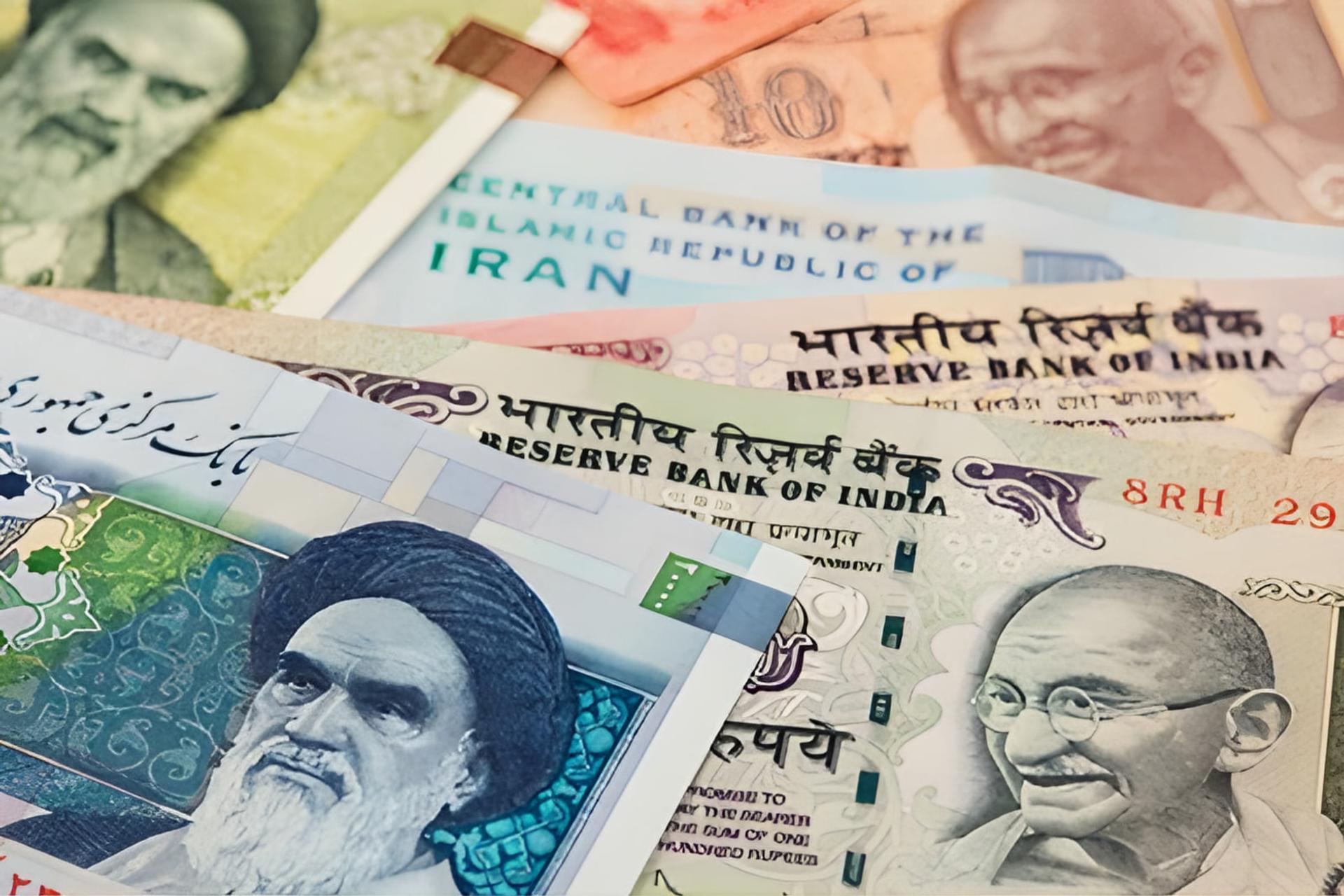 اسکناس‌های روپیه (Rupee) هند و ریال ایران در کنار هم