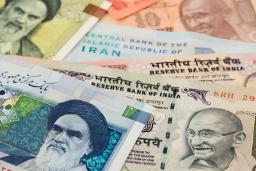 اسکناس‌های روپیه (Rupee) هند و ریال ایران در کنار هم