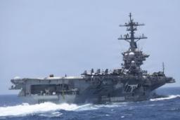 ناو هواپیمابر اَبراهام لینکلن (USS Abraham Lincoln) در حال حرکت در اقیانوس