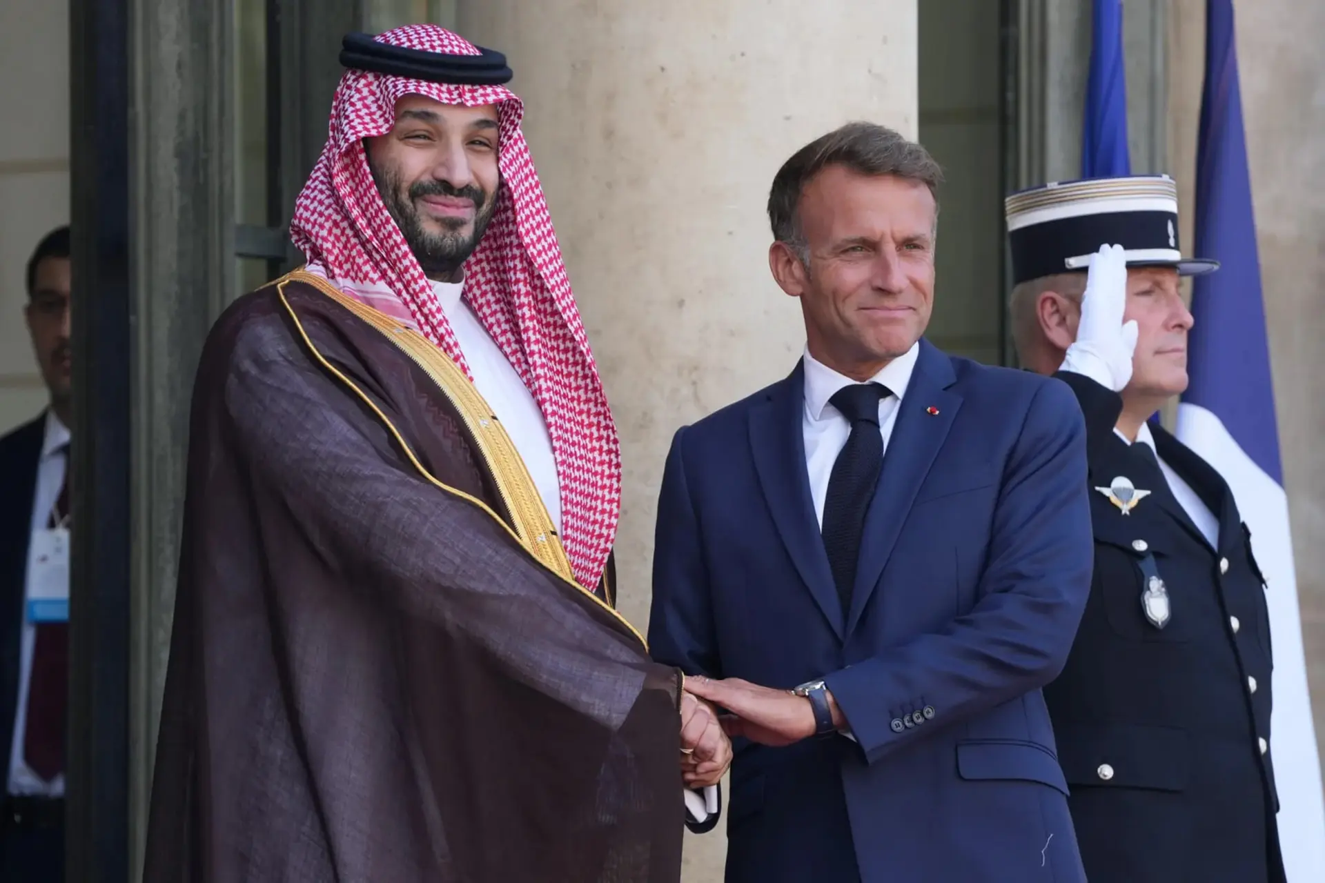 بن سلمان (Mohammed bin Salman) و امانوئل مکرون (Emmanuel Macron) در حال دست دادن