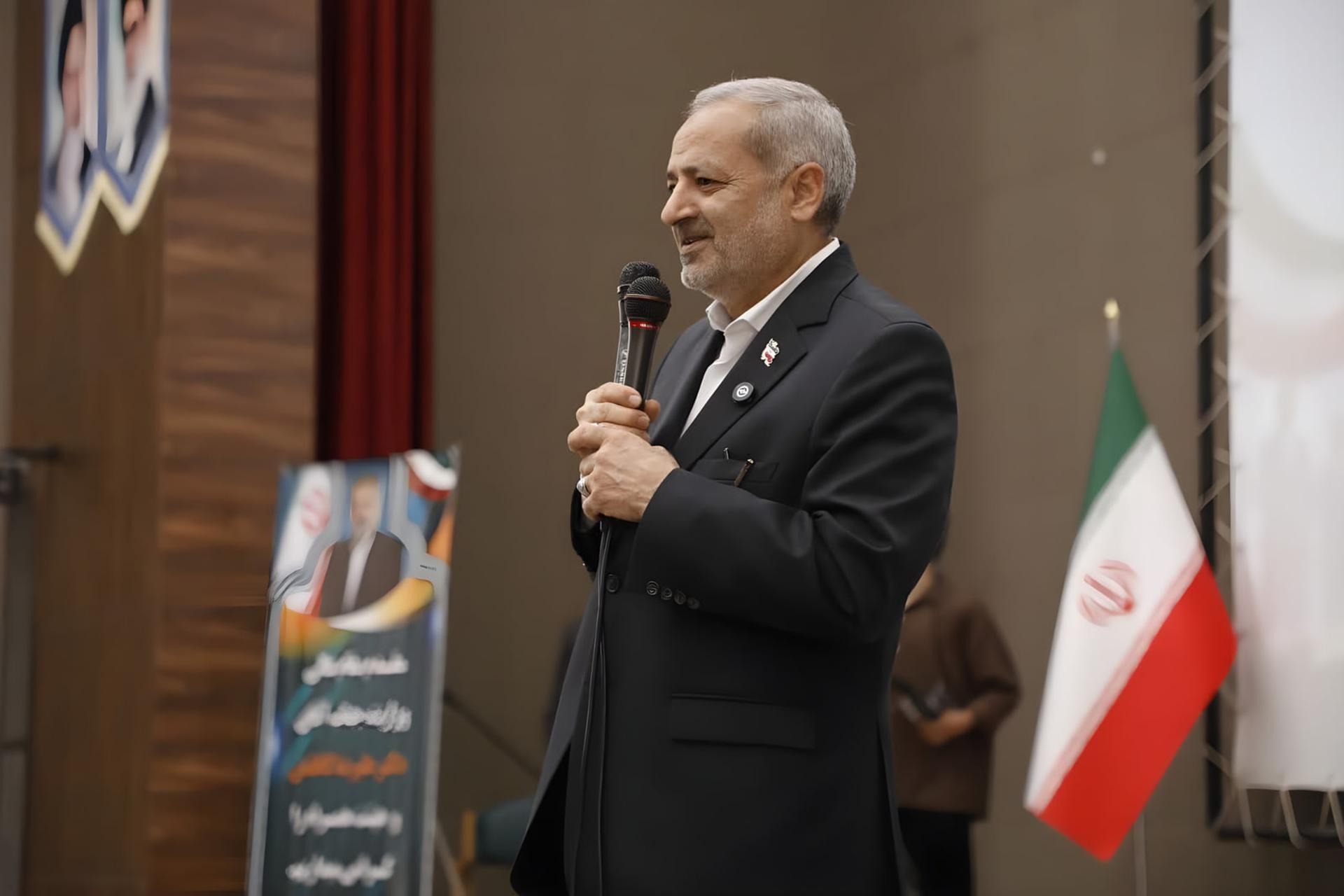 وزیر آموزش و پرورش (Minister of Education) در حال سخنرانی با میکروفون